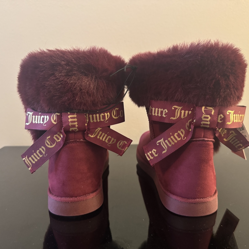 Juicy Couture King Cozy Faux Fur Boots Burgundy Size 7 – NWT Bow-Back Plush - Picture 3 of 4